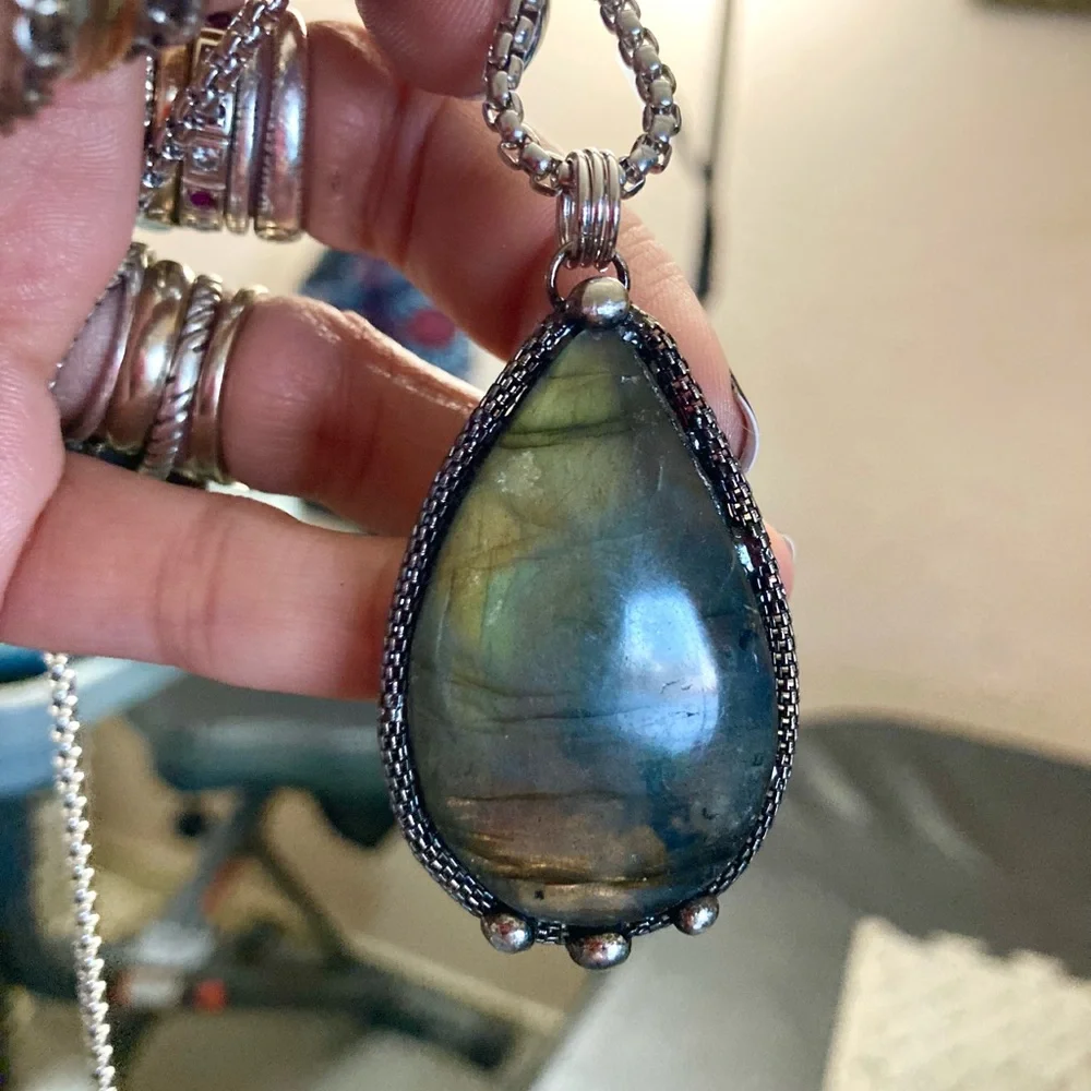 Natural dark blue green iridescent flash labradorite gemstone boho moon necklace - Picture 12 of 14